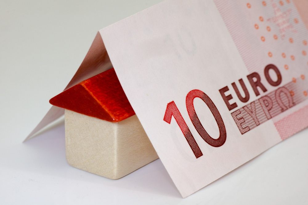 Banconota da 10 euro che rappresenta tetto di una casa