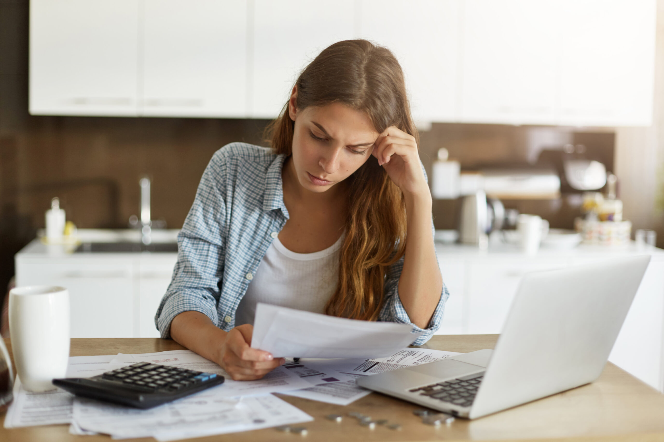 giovane donna che controlla le proprie finanze