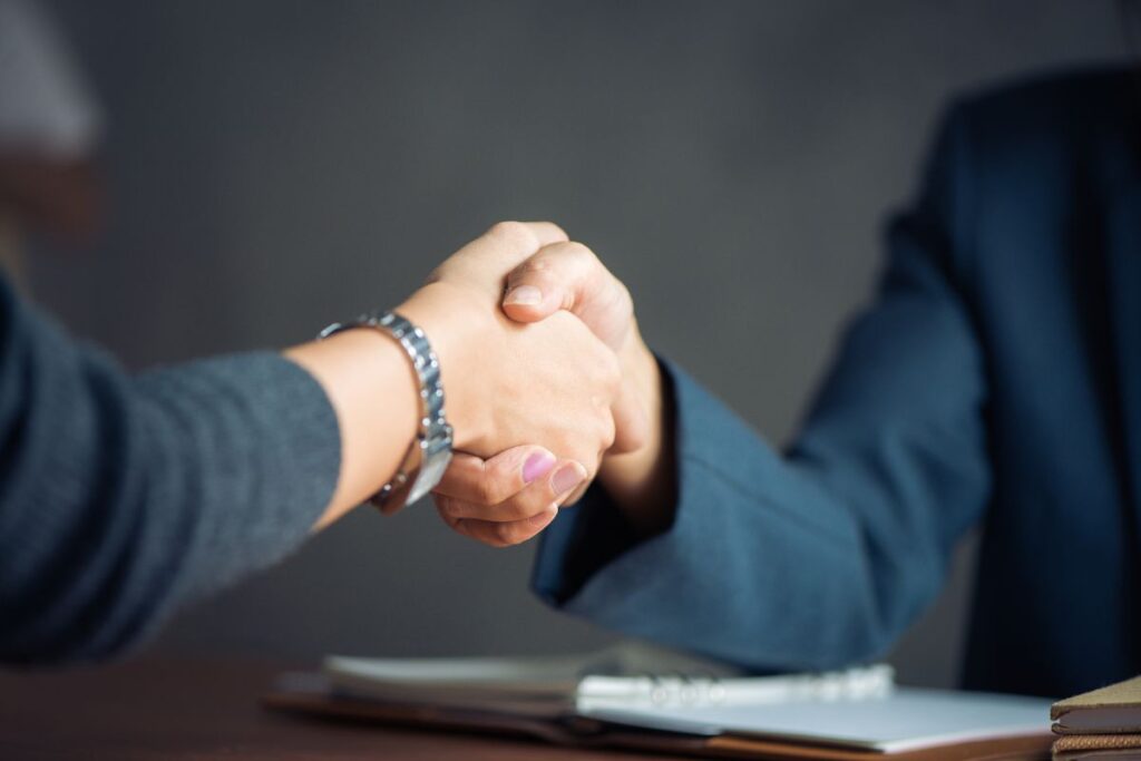 Due persone che si stringono la mano come garanzia