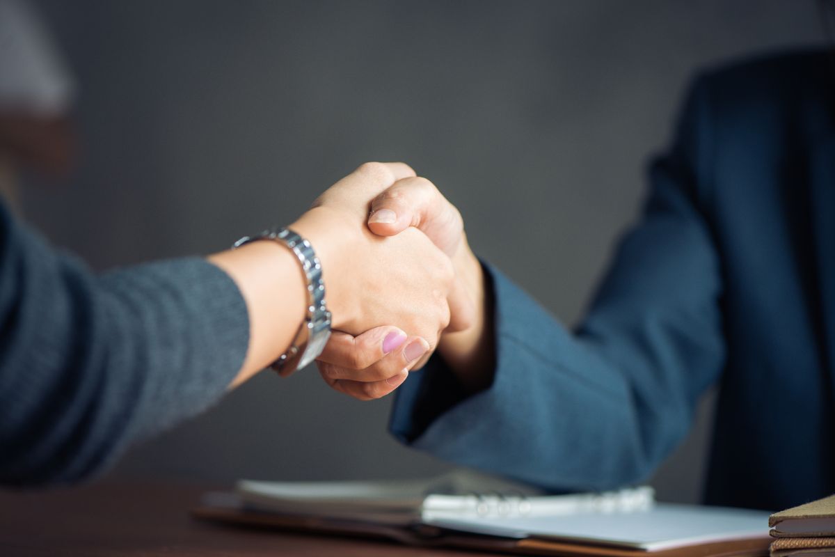 Due persone che si stringono la mano come garanzia