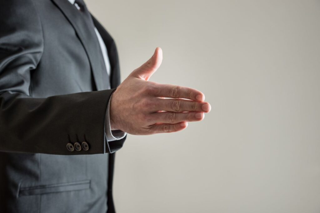 Uomo d’affari che porge la mano per una stretta di mano