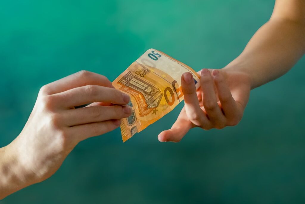 Persone che fanno un prestito tra privati