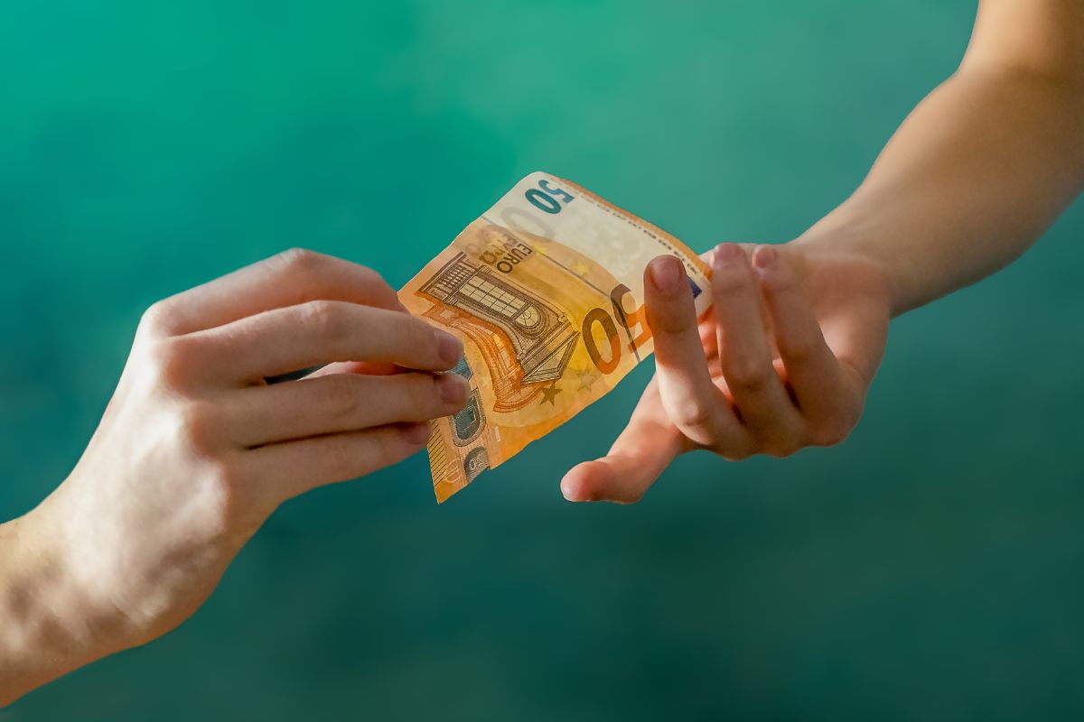 Persone che fanno un prestito tra privati